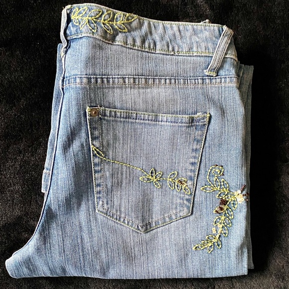 EMBROIDERED JEAN CAPRIS - Picture 9 of 9